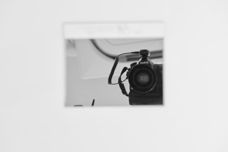 鏡でカメラを写した例（カメラが正面に来ていないためNG）