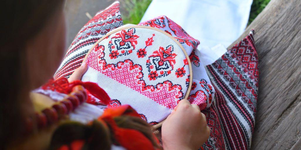 ウクライナの伝統文様を織り込んだ刺繍