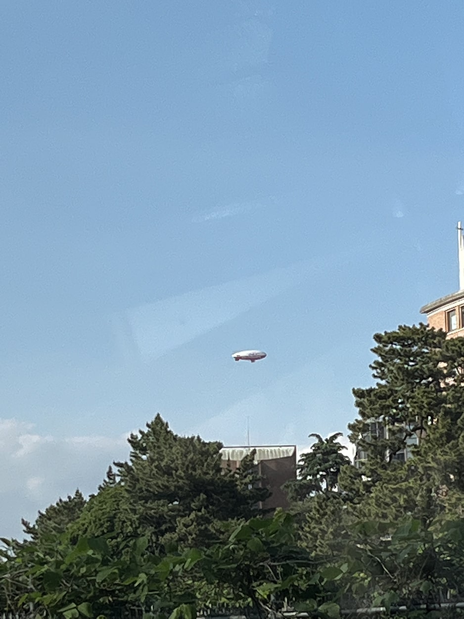 タクシーの車内で空に浮く何かを発見！