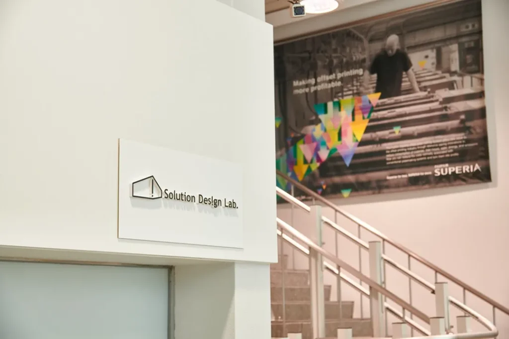 リニューアル後のショールームで、入り口などのサインにロゴが活用されています