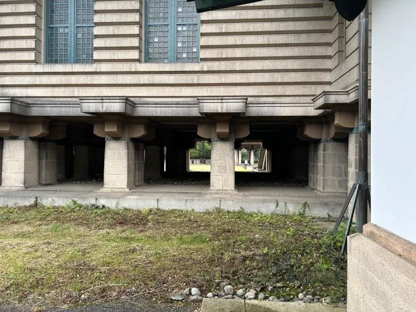 鉄筋コンクリート造の高床式(近代の和洋折衷建築)