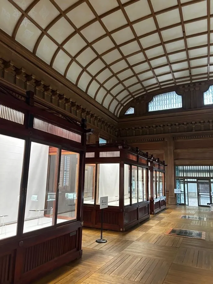 内部は吹き抜け風の高い天井