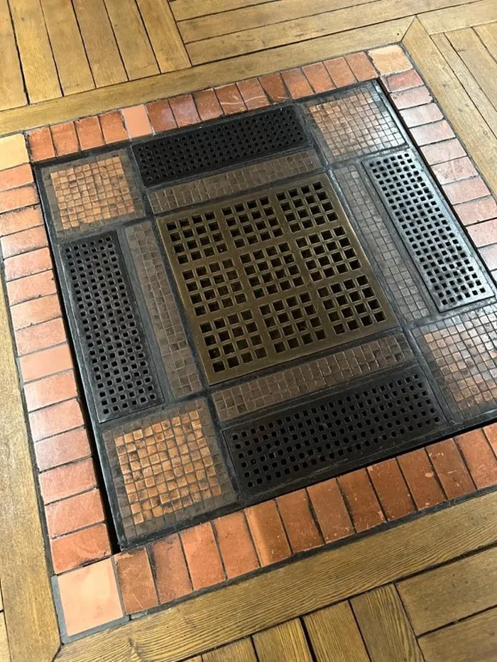 レトロデザインな床の通風口