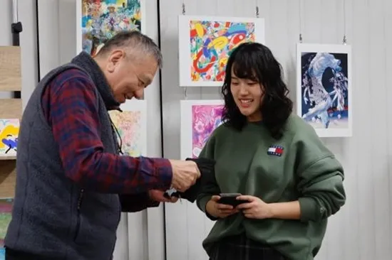 右）藤村栞さん