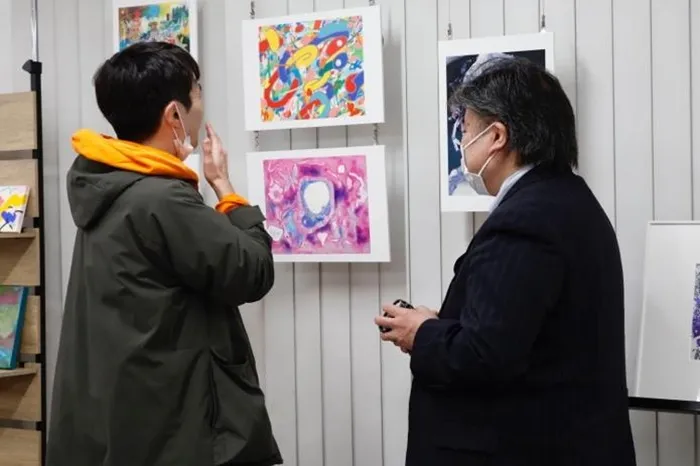 自作品の色再現に驚かれる太田剛気さん（左）