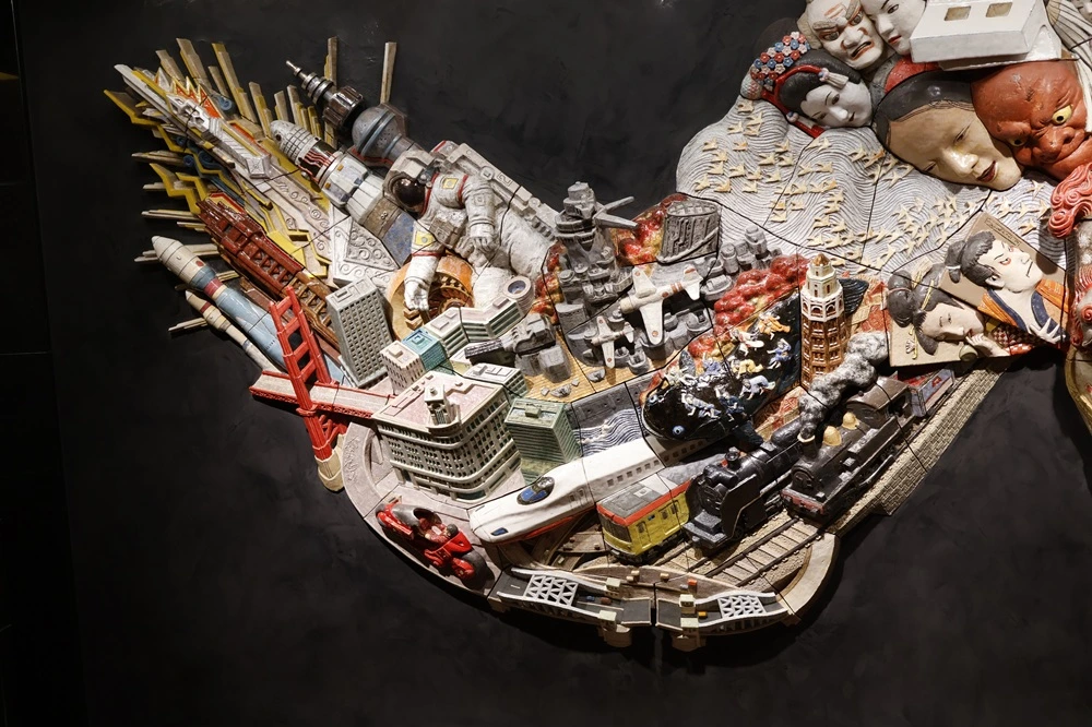 細部まで緻密に再現された陶板レリーフ