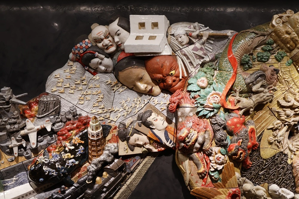 細部まで緻密に再現された陶板レリーフ