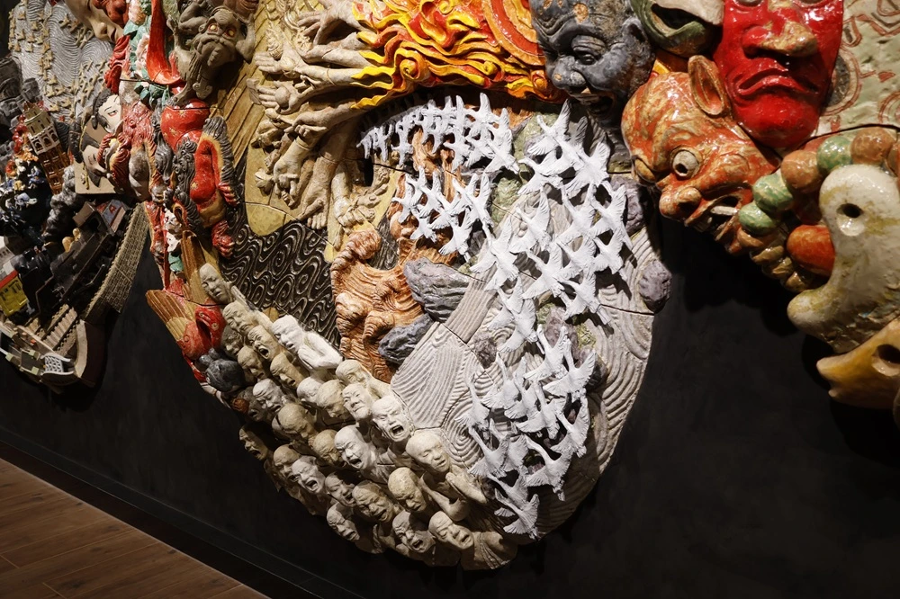 細部まで緻密に再現された陶板レリーフ