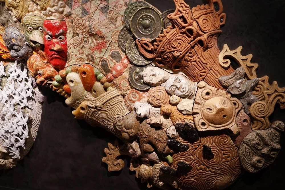 細部まで緻密に再現された陶板レリーフ