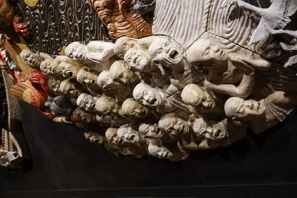 細部まで緻密に再現された陶板レリーフ