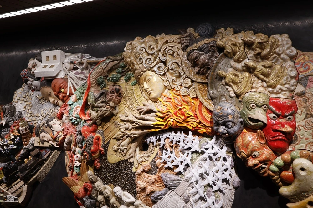 細部まで緻密に再現された陶板レリーフ