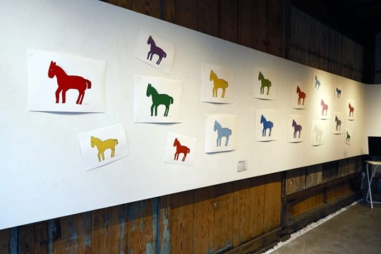 12色の色鉛筆をイメージしたウマの絵